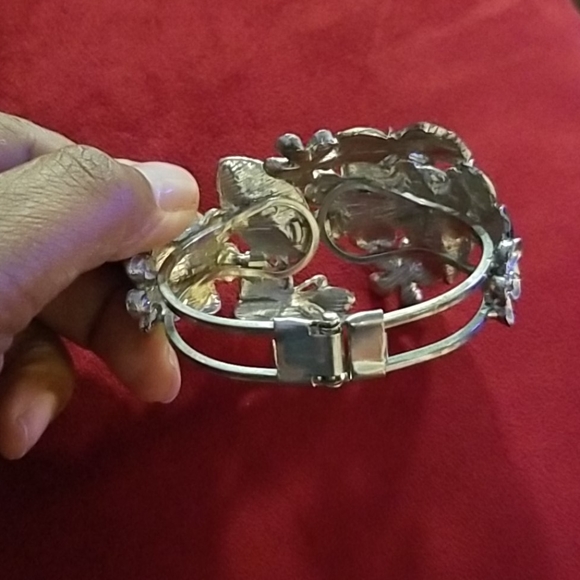 Metal clasp bracelet with flowers and rhinestones - Picture 2 of 4